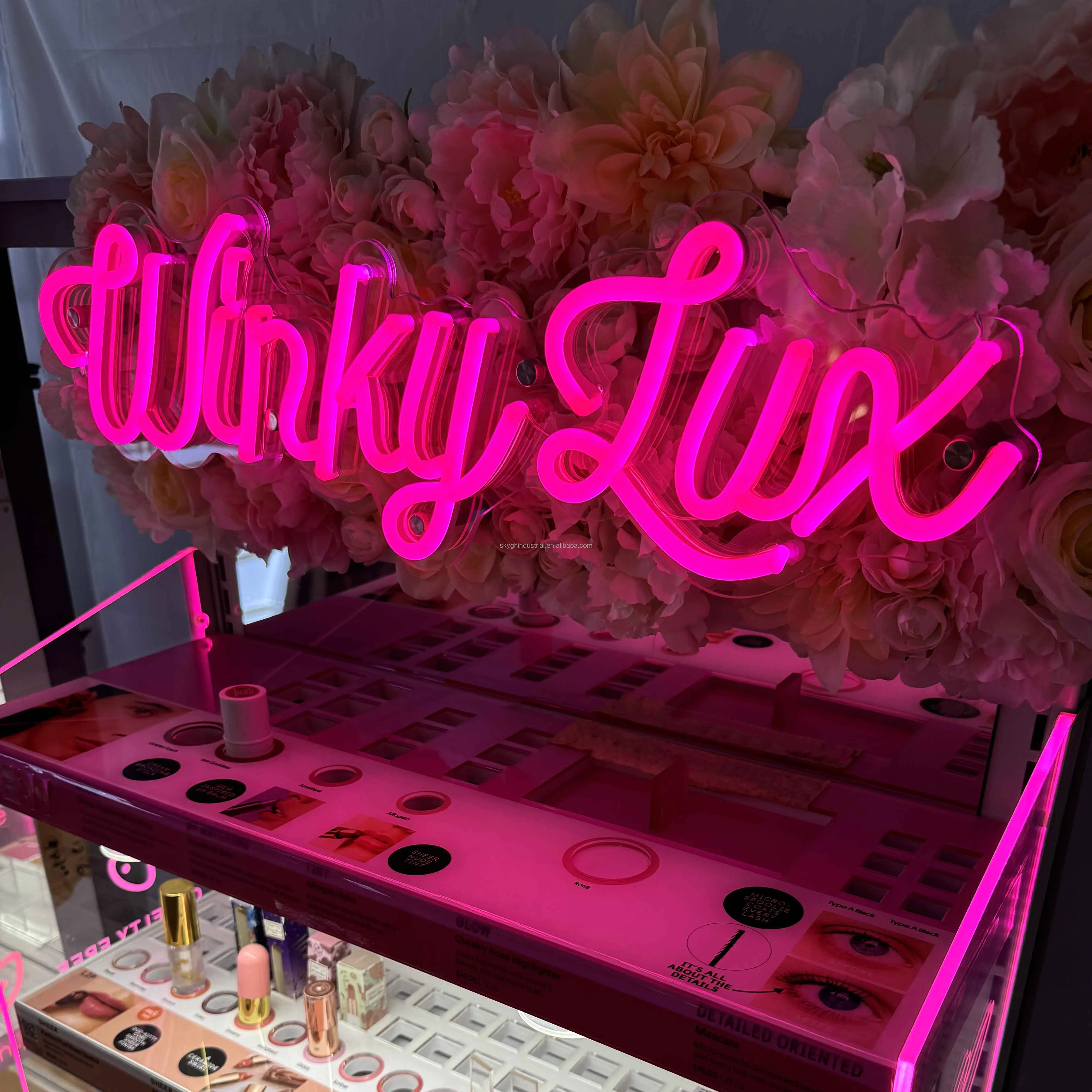 

Изготовленная на заказ современная металлическая стойка для макияжа, складное вращающееся освещение для парфюмерной стойки, стеклянная полка, акриловый шкаф-витрина для