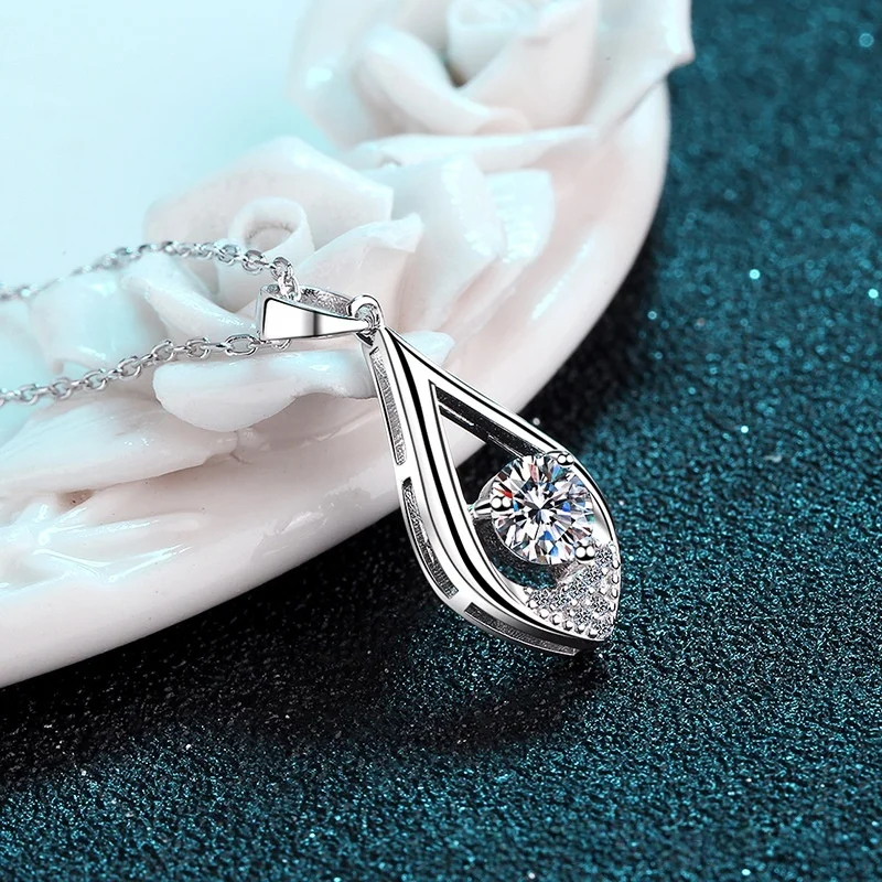 

0.5ct Moissanite S925 Silver Necklet Pendants for Women Plated Pt950 Hollow Waterdrop Charm Necklace Fashion Jewelry Wholesale