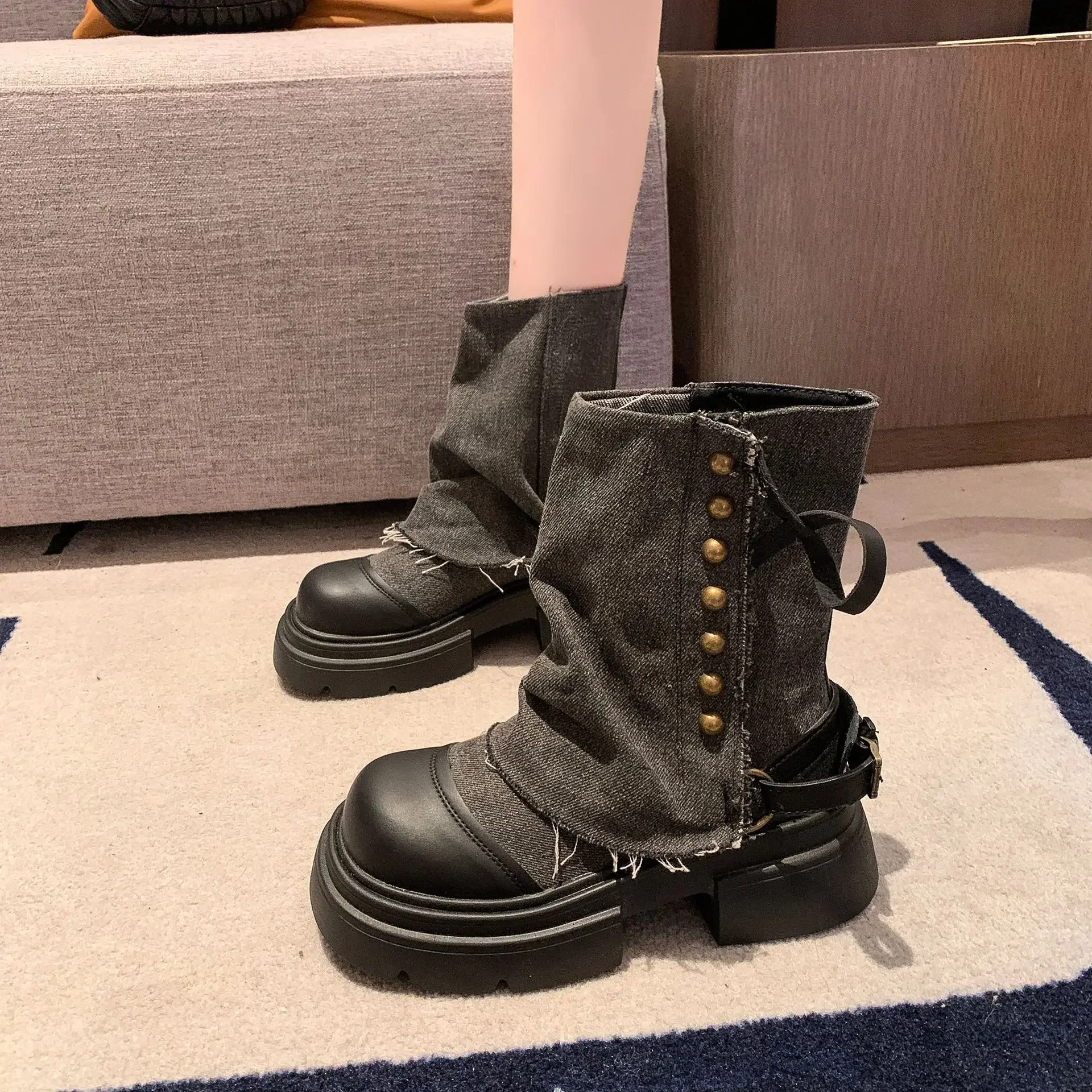 Botas de mujer, pantalones de moda británica, botas de pierna, nuevas botas cortas de vaquero antideslizantes con plataforma y hebilla de cinturón con remaches de suela gruesa