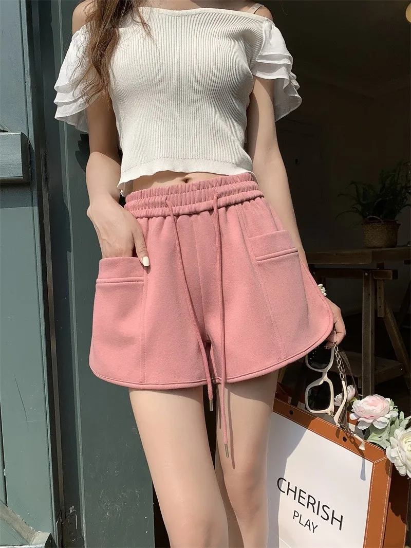 Lässige Sportshorts für Damen, elastischer Bund, vielseitige Kordelzug, lockere Passform, figurbetonte A-Linien-Shorts mit weitem Bein. – Detail 4