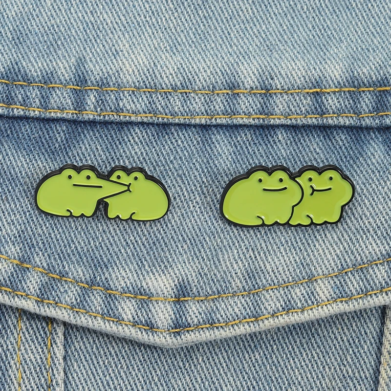 Adorável sapos amante esmalte pinos dos desenhos animados sapo beijo broches lapela emblemas kawaii animal jóias presente para amigos