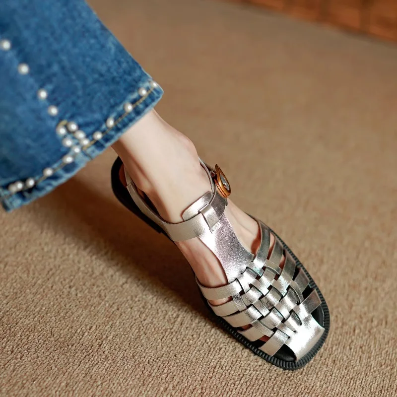 

Женские винтажные сандалии-гладиаторы с закрытым носком, летние/весенние, в римском стиле, с пряжкой, серебристо-золотые, из спилковой кожи