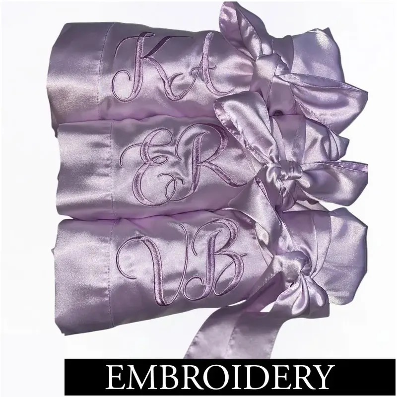 

Настраиваемые атласные вышитые халаты для подружки невесты, темно-синий румянец, бордовый халат с вышивкой, подарок подружке невесты, персонализированный атласный халат