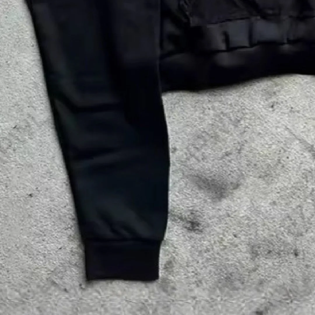 سويت شيرت بغطاء للرأس بأكمام طويلة مع سترة Y2K سوداء اللون مزخرفة بشكل مثقوب