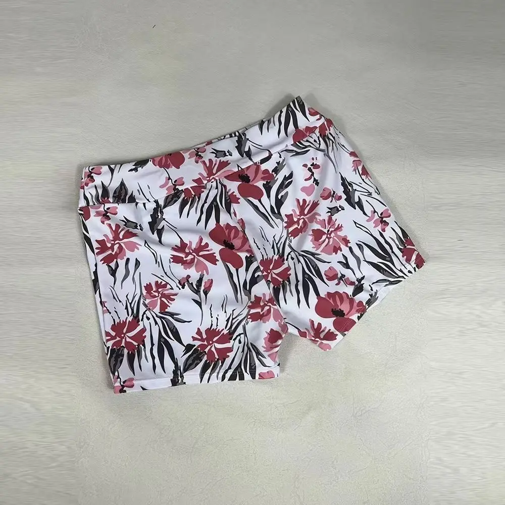 Damski strój kąpielowy dwuczęściowy plus size: top na ramiączkach z kwiatowym wzorem, bez rękawów, z wycięciami, szorty, idealny na plażę.