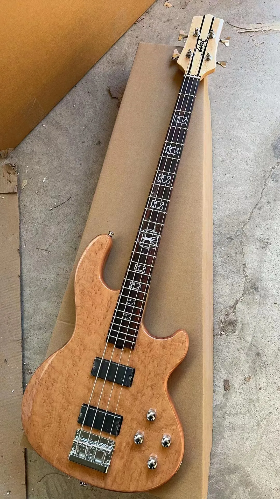 Factory Customized 4-String G-Wall S bass gitarre tyle Electric  bass gitarre With Peach Blossom Wood Body In Stock