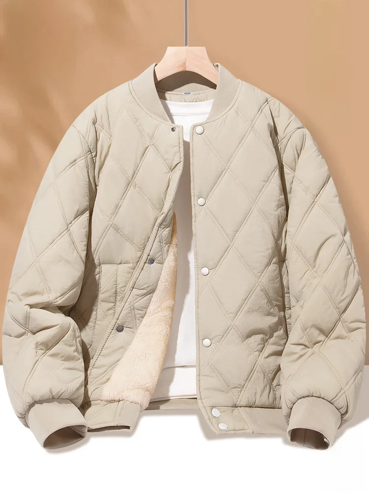 

Мужская зимняя куртка-бомбер с флисовой подкладкой, приталенного кроя, с длинными рукавами, теплая, молодежная, стильная, с аккуратным дизайном, с боковыми карманами.