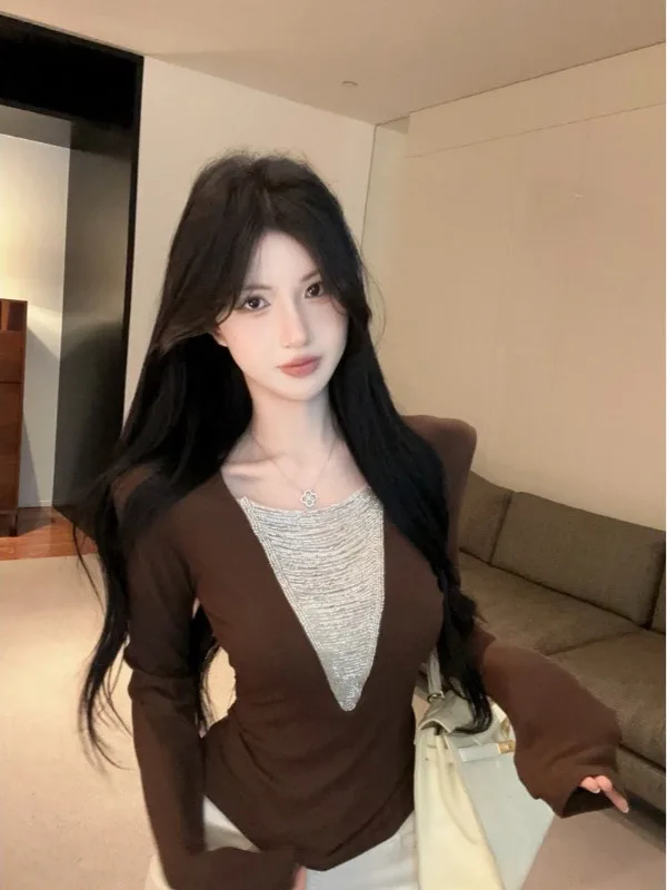 

Женская футболка с низким вырезом и длинными рукавами, имитация двухслойности, с черной цепочкой из бусин и пэчворком, для осени, Nicole Rose