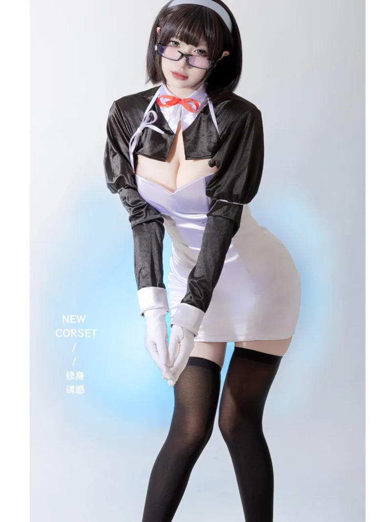 胸元を強調するメイド風コルセットドレス — ハートネック×ボレロ付
