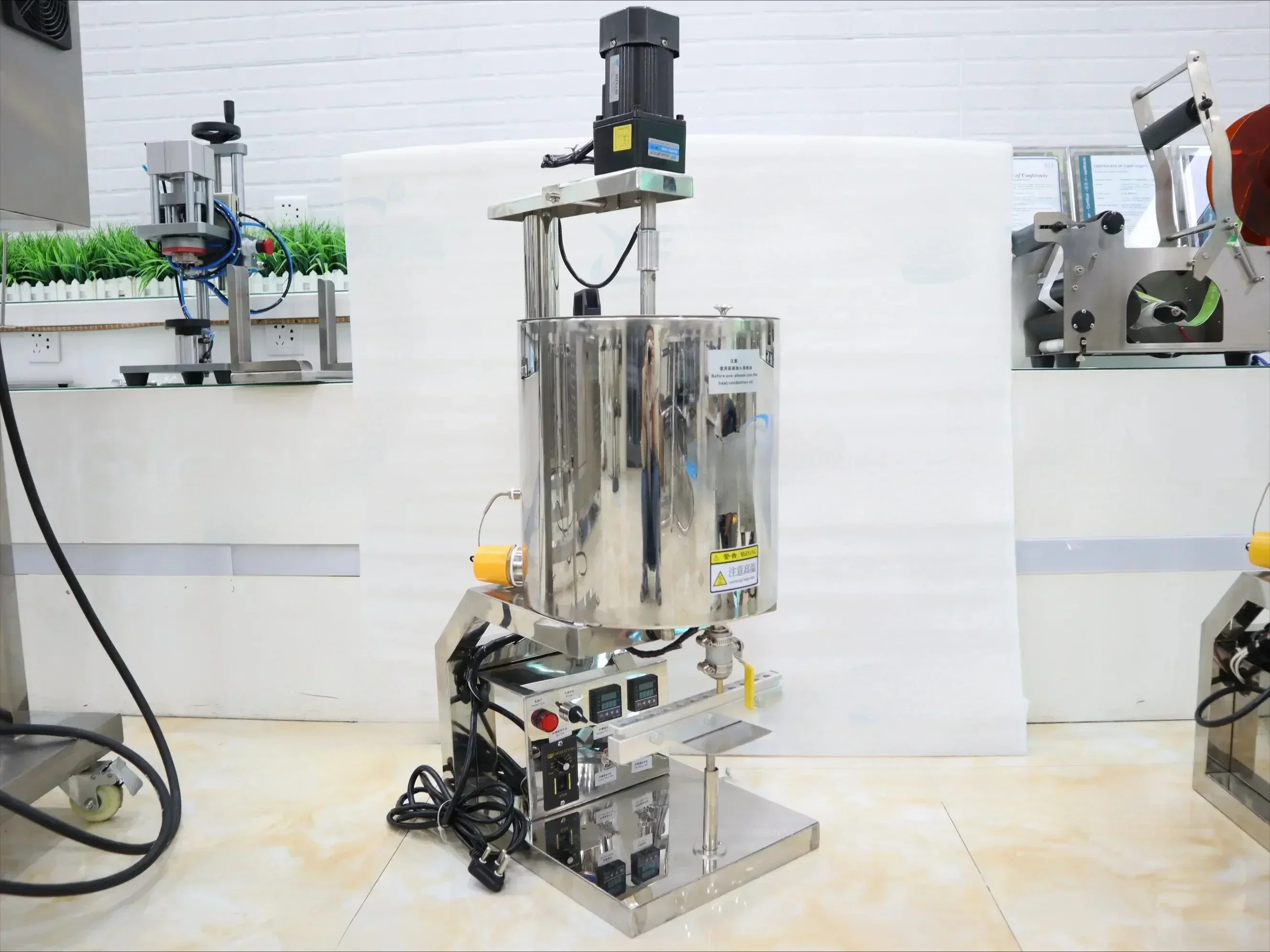 2026-3g 5g Cheap Manual Lipstick Lip Balm Filling Machine With Agitator Lip Gloss Glue Heater Filler With Mixer Hopper Stainless