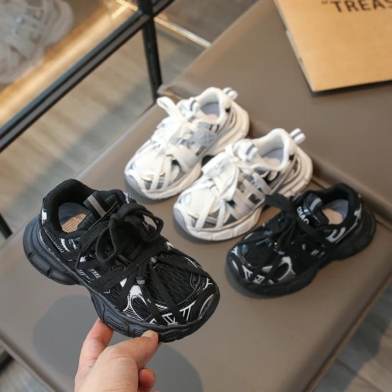 

Детские кроссовки для мальчиков и девочек: универсальные спортивные модели черного и бежевого цвета, модные повседневные кеды с сетчатыми вставками и массивной подошвой