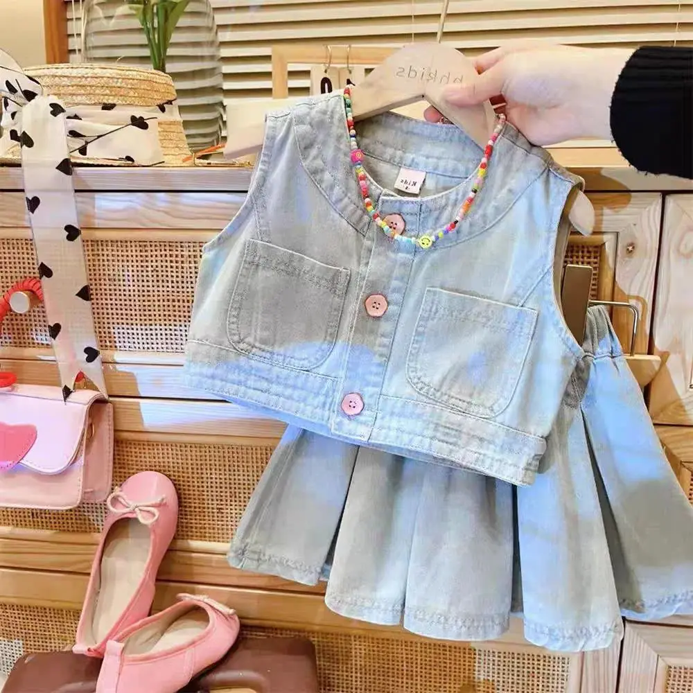

Летний новый комплект для девочек: джинсовый жилет и плиссированная юбка, детский костюм для маленьких девочек