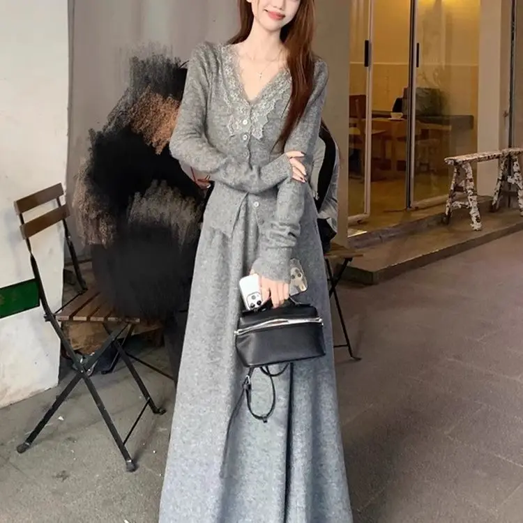 Abito da donna alla moda ed elegante 2025 Abito a due pezzi con gonna lunga con cuciture in pizzo autunnale