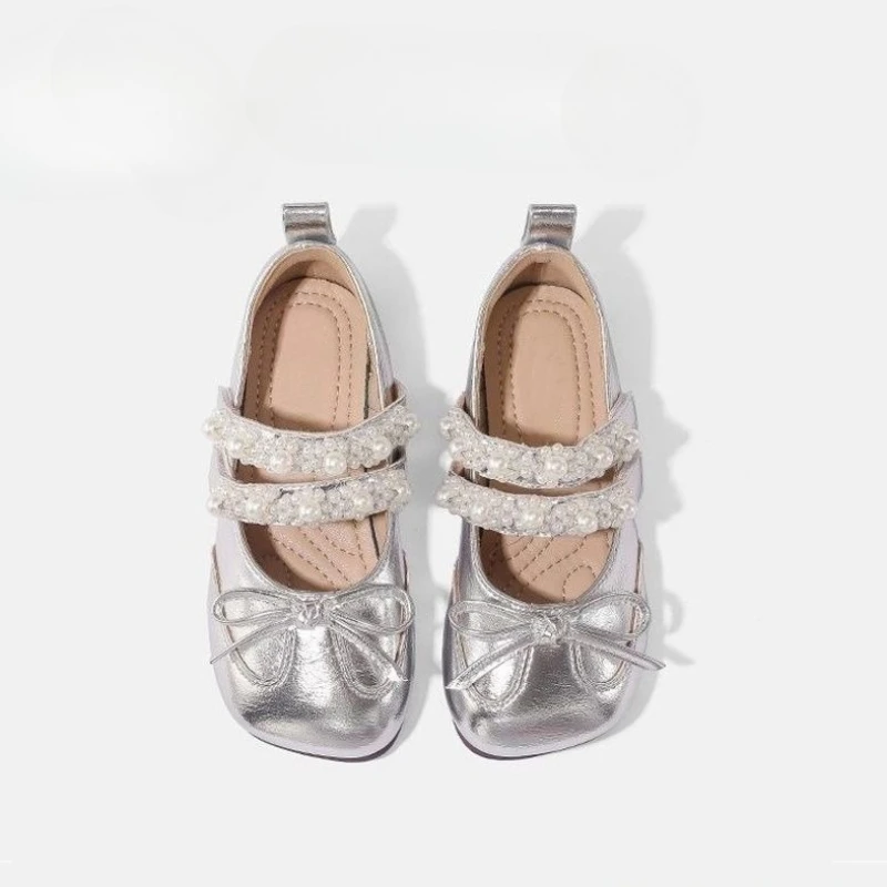 

Новое поступление 2026, обувь принцессы для девочек, весенне-осенняя детская обувь из серебряной кожи на мягкой подошве ​ Детские балетки с жемчугом