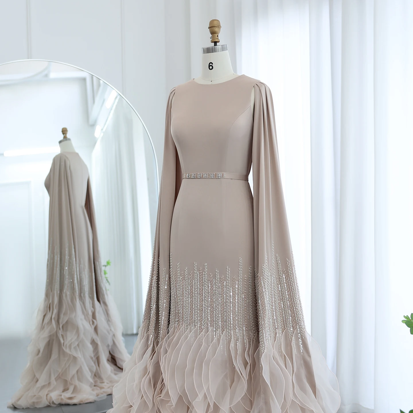 Sharon Said Luxuriöse Meerjungfrauen-Abendkleider in Nude mit Cape-Ärmeln und gestuften Rüschen für arabische Hochzeitsfeiern SS440 Maßanfertigung – Detail 11
