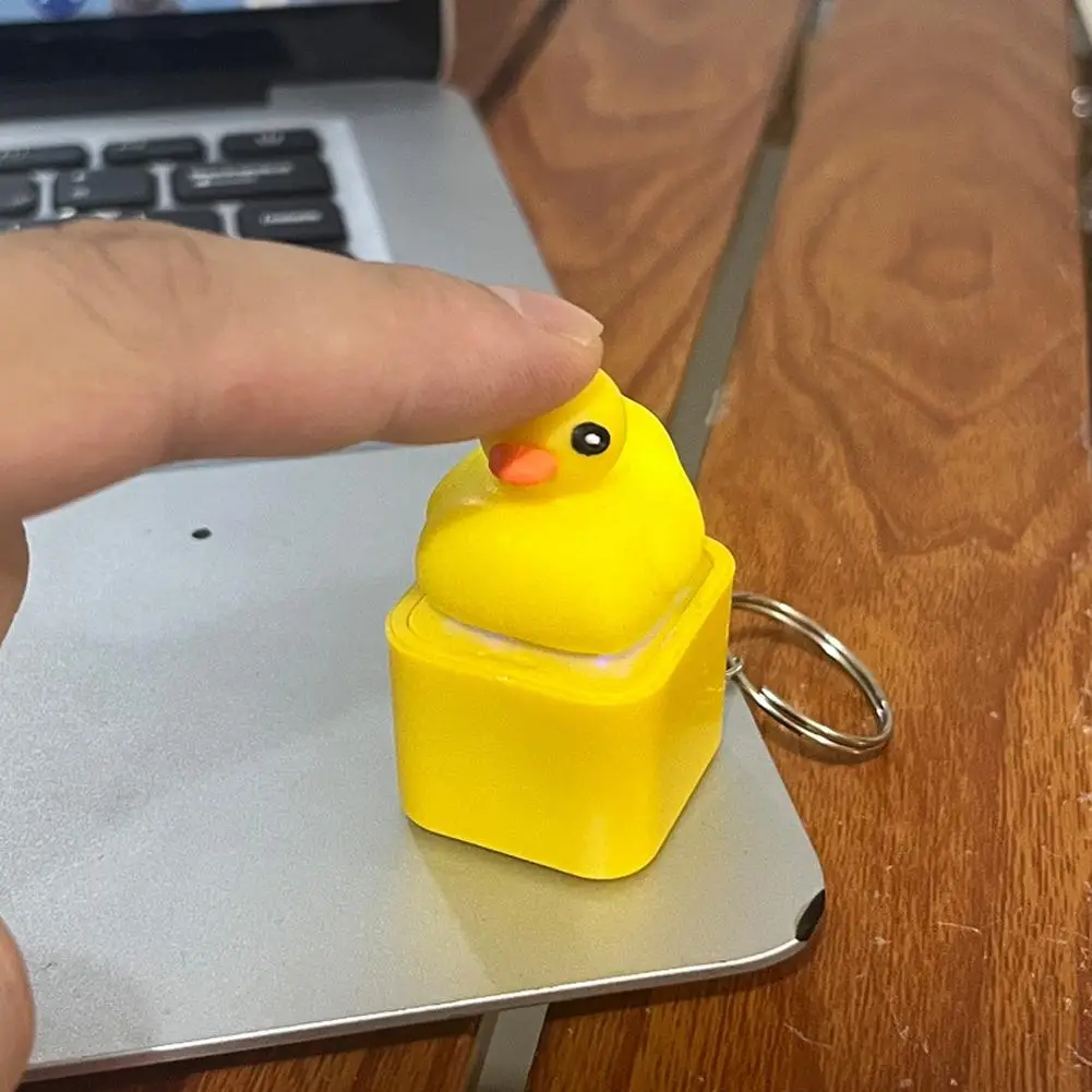 Brinquedo de pato de imprensa com botão, chaveiro de animal com luz LED para brincadeira e diversão, presentes de mordaça de alívio de estresse alimentados por bateria para crianças e adultos
