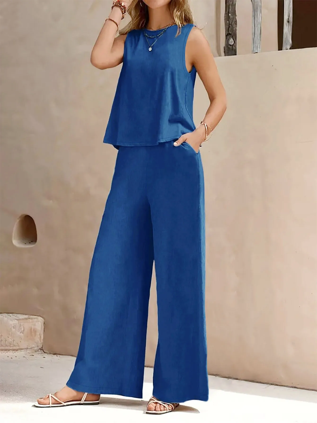

Women's Sleeveless Round Neck Jumpsuit with Pockets - Elegant Design