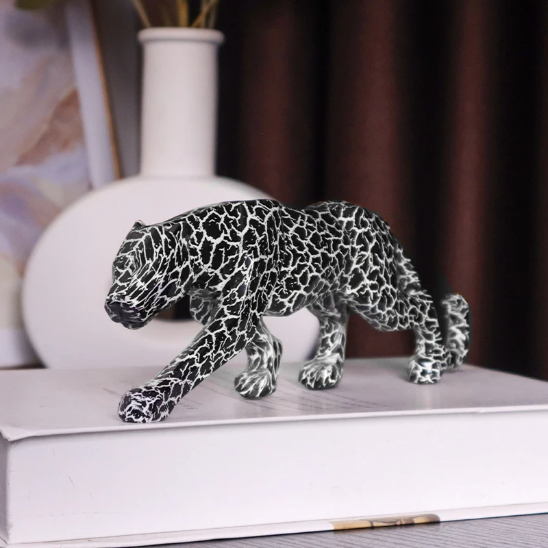 Water-transfer-printed cheetah resin sculpture, desktop decorative figurine for home or office