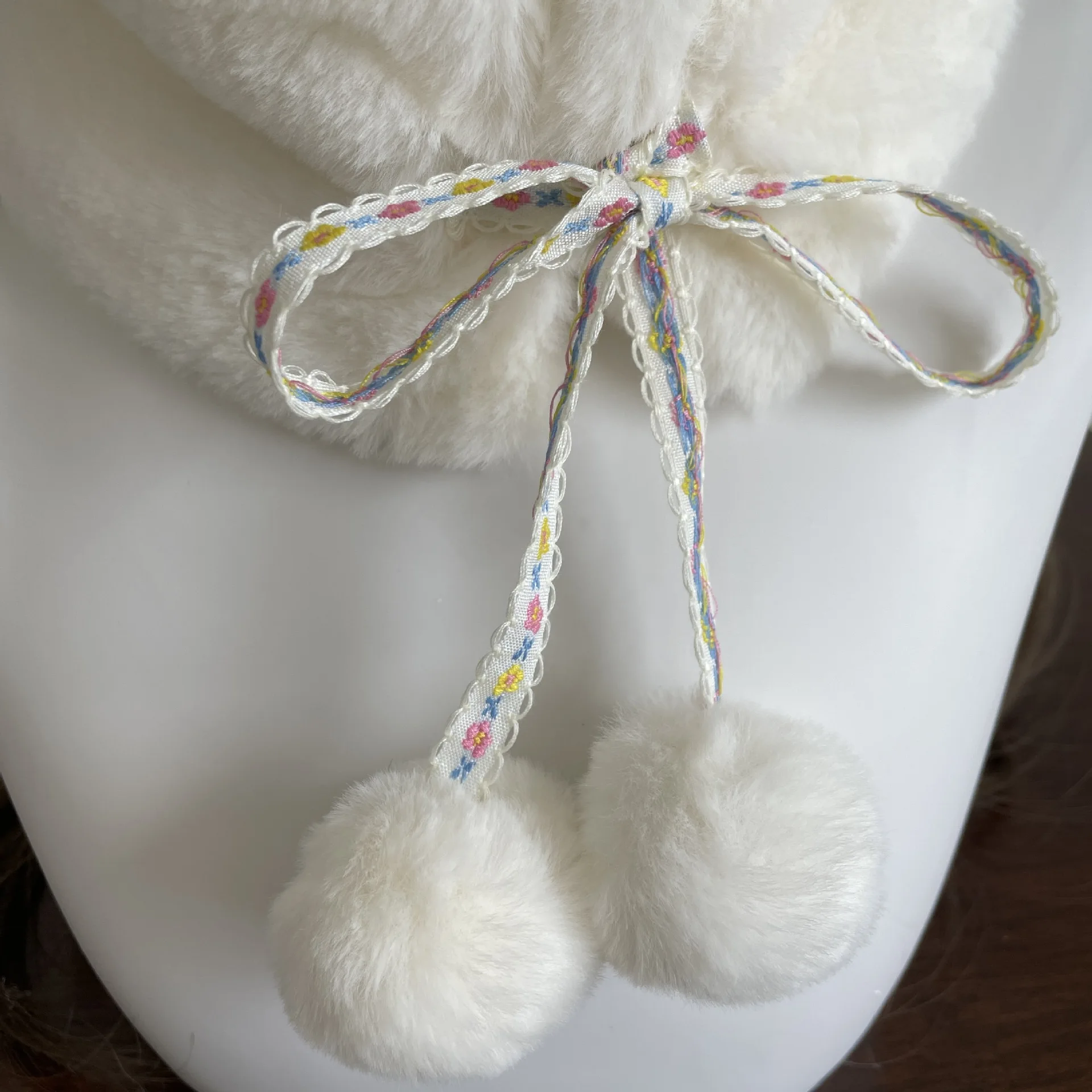 ฤดูใบไม้ร่วงฤดูหนาวอเนกประสงค์ลายนูนผ้าพันคอขนสัตว์เทียมอบอุ่นหนาปอมปอมเชือกคอปกผ้าคลุมไหล่น่ารักปุย