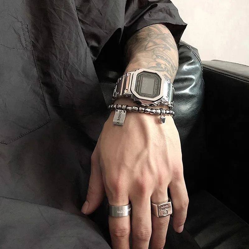 Version coréenne de montre pour hommes tendance et à la mode, petite montre électronique carrée avec bracelet en acier dominateur, nouveaux modèles hip-hop