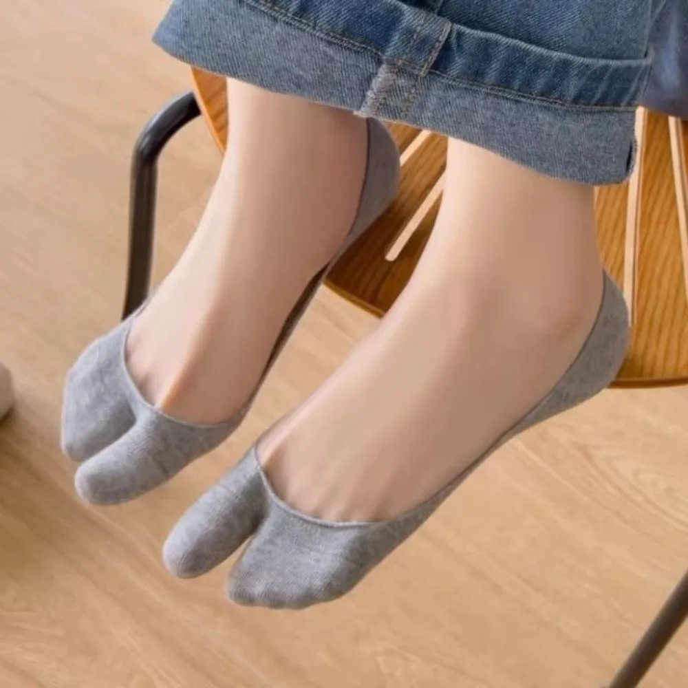 Comfortable Thin Two Finger Socks Low Cut Solid Color Boat Socks Cotton Non-slip Toe Separate Socks Casual Wear