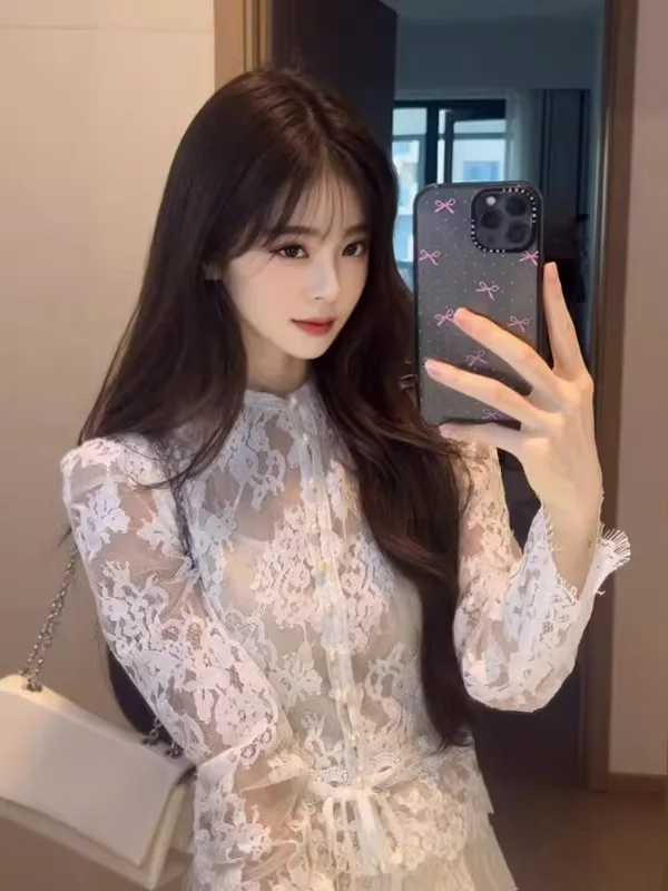 

Элегантный комплект из кружевного укороченного топа и юбки-халтер: нежный стиль, три предмета, женская мода, удобный хлопковый микс, длинный рукав, повседневный стиль