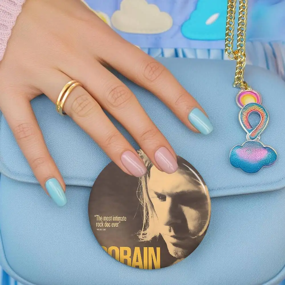 حار N-NirvanaS K-Kurt 58 مللي متر لطيف أنيمي الشكل أيقونة شارة اليدوية صفيح بروش لحقيبة الظهر الملابس الصدر حلية الهدايا