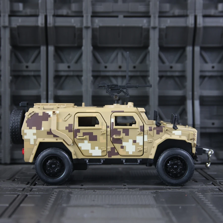

1:32 Simulated military alloy off-road vehicle model, doors can be opened has sound and lighting functions, rich details