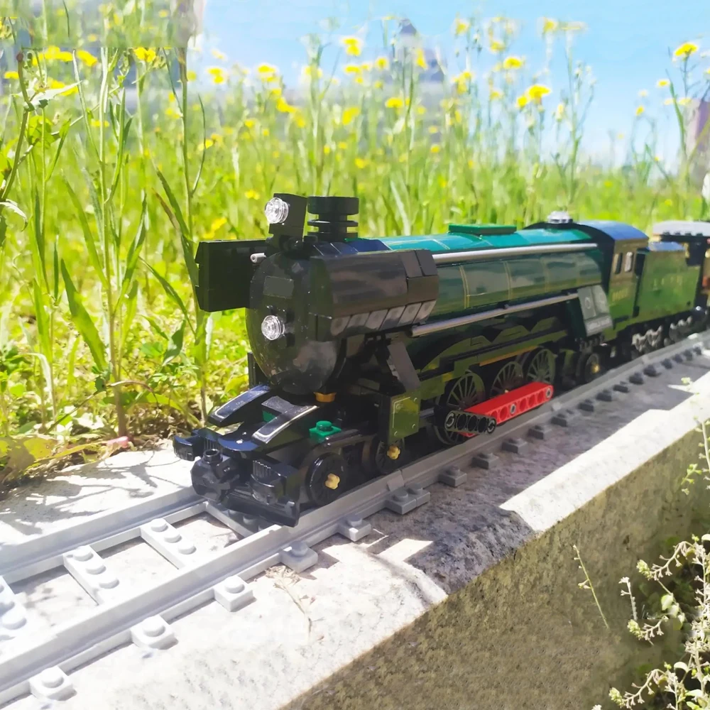1085pcs Creative Expert Emerald Classic-styled Train Night Steam Locomotive 21005 Building Blocks Sets Compatible With Model