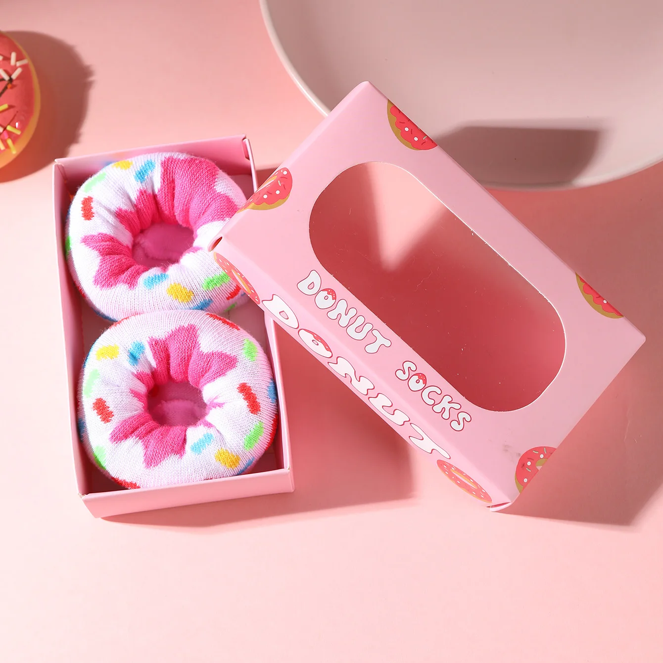 1 pair of unisex mid-calf socks in a novel and fun pink donut gift box, creative socks with a fashionable and trendy style, comfortable and breathable, suitable for parties, casual wear, Valentine's Day, Halloween, birthdays, Christmas, New Year, Thanksgiving, autumn and winter, all-season styles, creative gift box