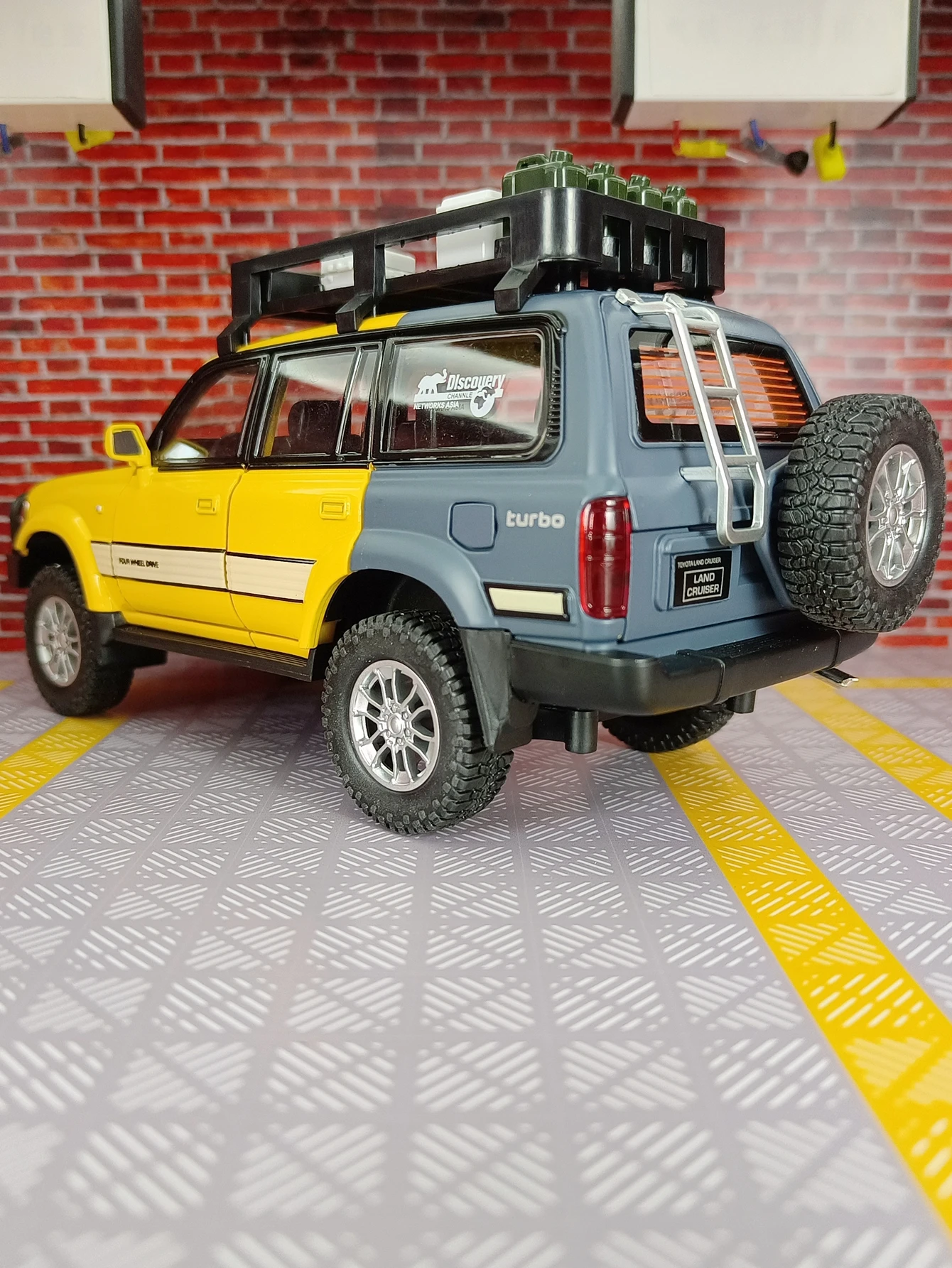 

1:24 Land Cruiser LC80 SUV Легкосплавная модель автомобиля Игрушечный четырехдверный, передний капот и дверь багажника также можно открыть