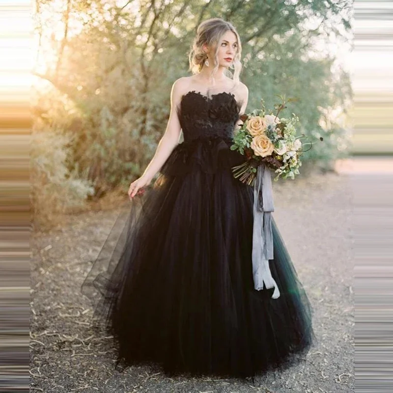Unique Black Gothic Wedding Dresses A-Line Floor Length Bridal Gowns Strapless Zip Back Country Outdoor Marraige Gowns