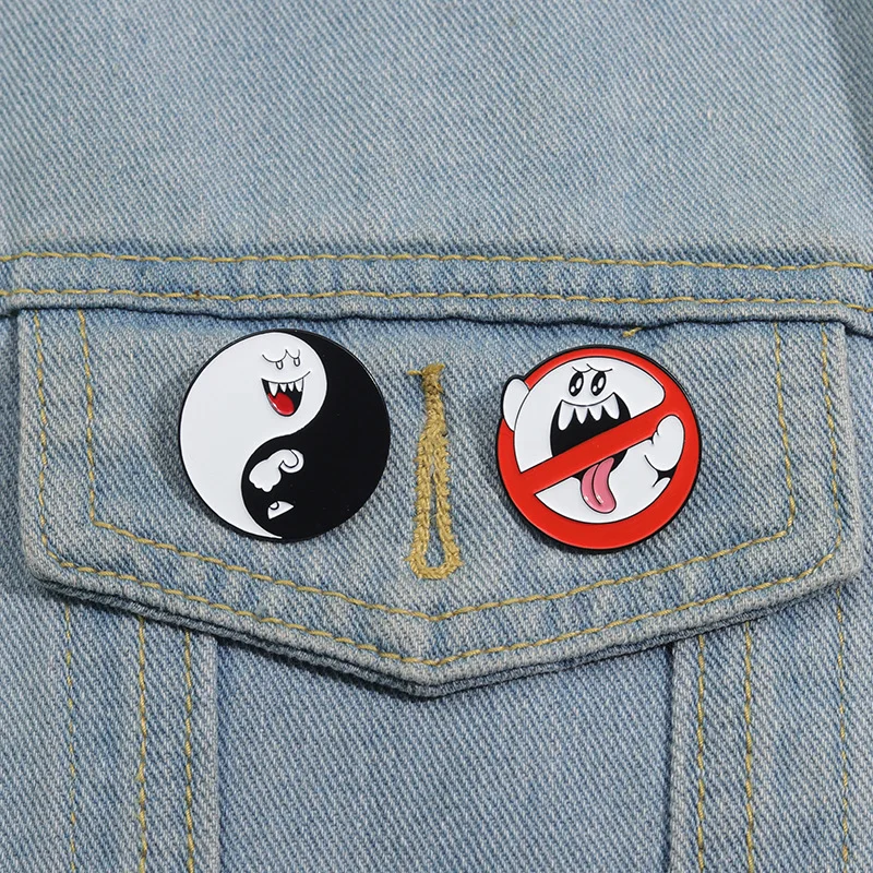 

Мультяшная милая черно-белая брошь серии призраков, креативный узор Тай Чи, анимация на Хэллоуин, забавный значок из сплава