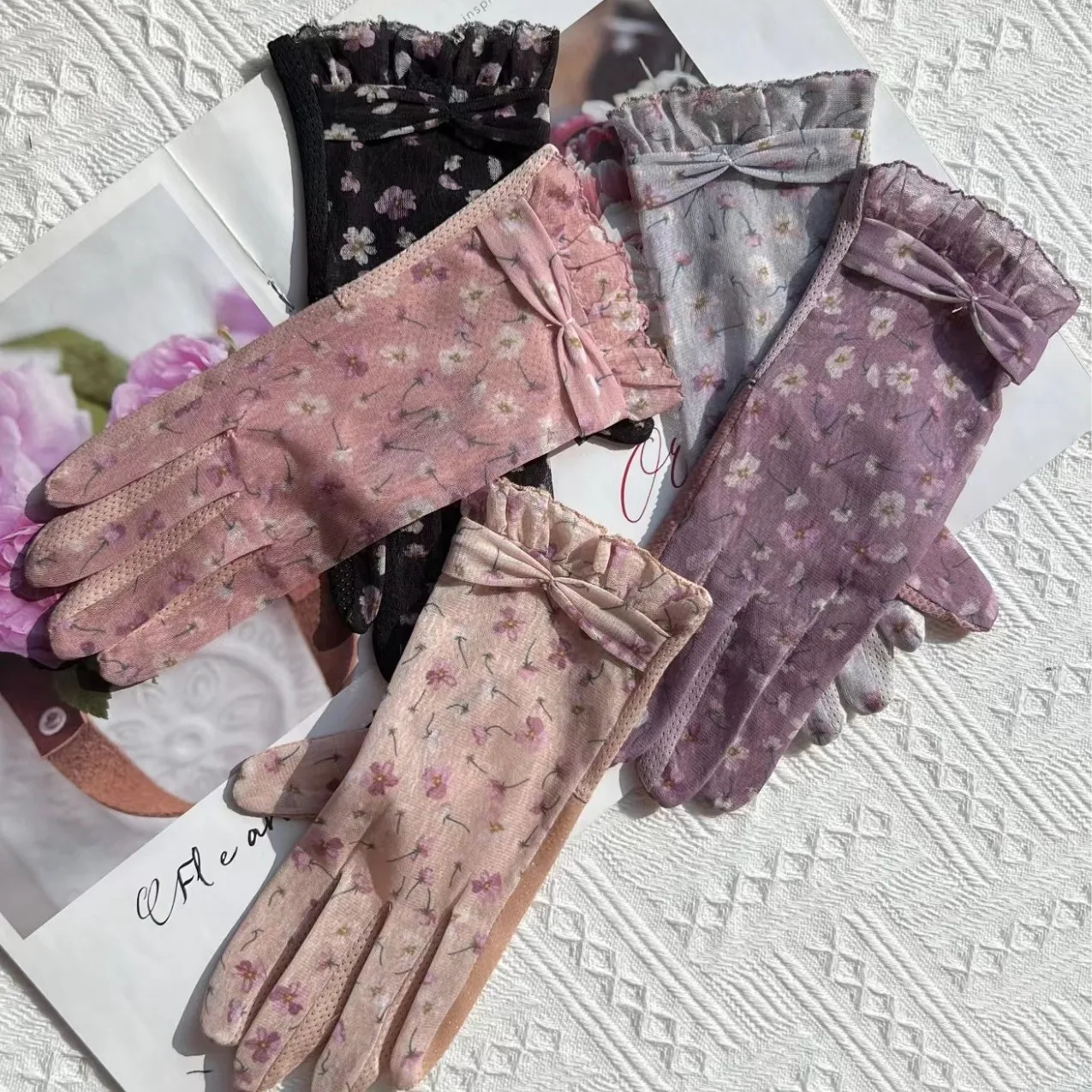 

Lace-patterned lightweight ladies' sun protection gloves with anti-slip touch screen and breathable design