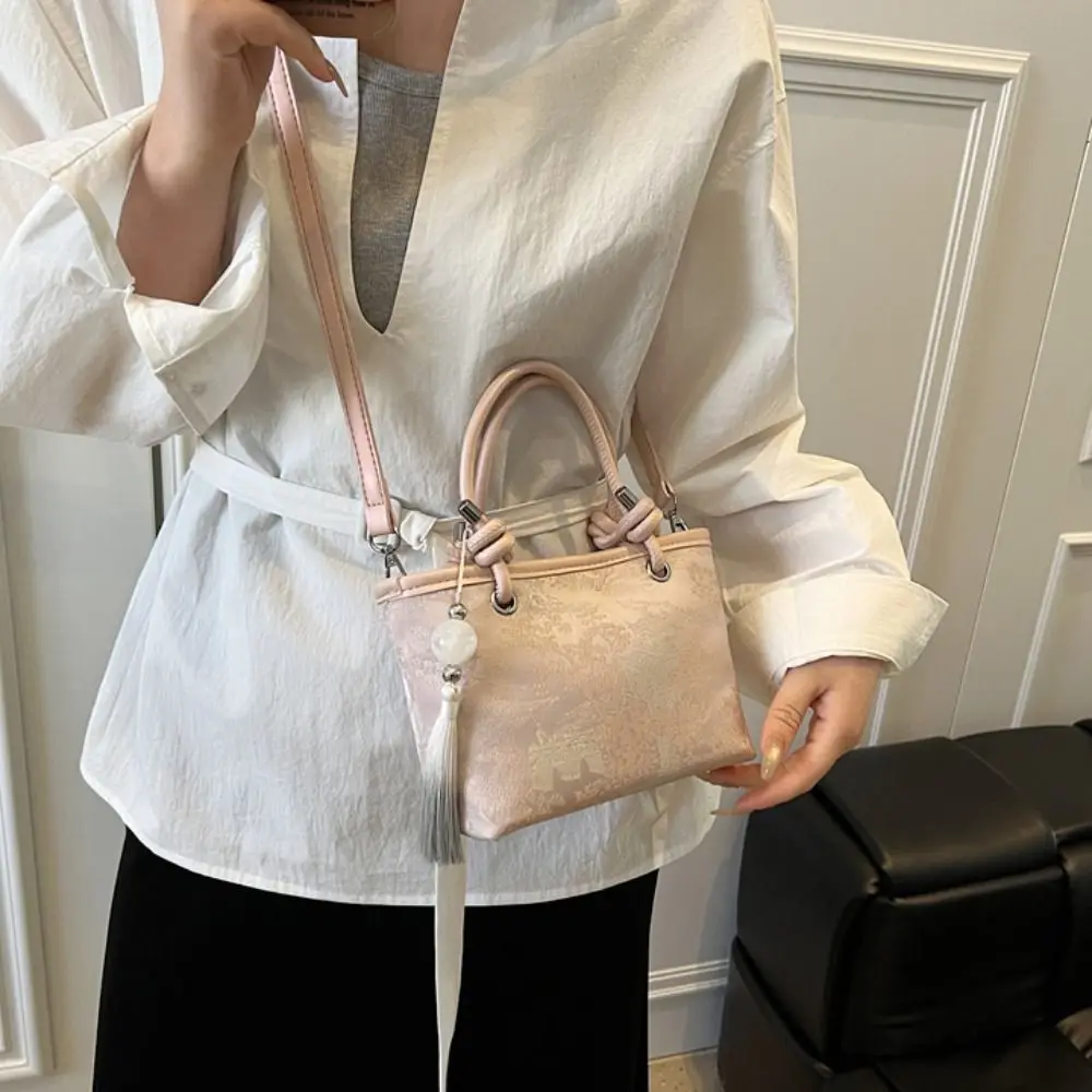 

Sweet Embroidery Shoulder Bag Cheongsam Accessories with Pendant Chinese Style Handbag Elegant New Design Hanfu Bucket Bag Lady
