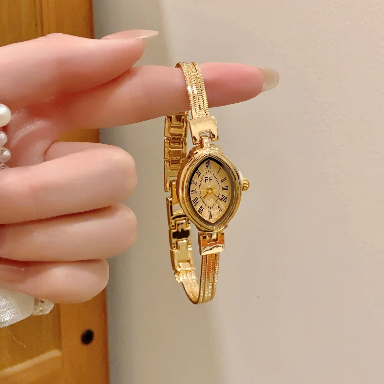 Niche High-end Tassel-Strapped Bracelet Women's Watches Original Fashion Gold Quartz Wristwatch Elegant Fringe Watch Relojes