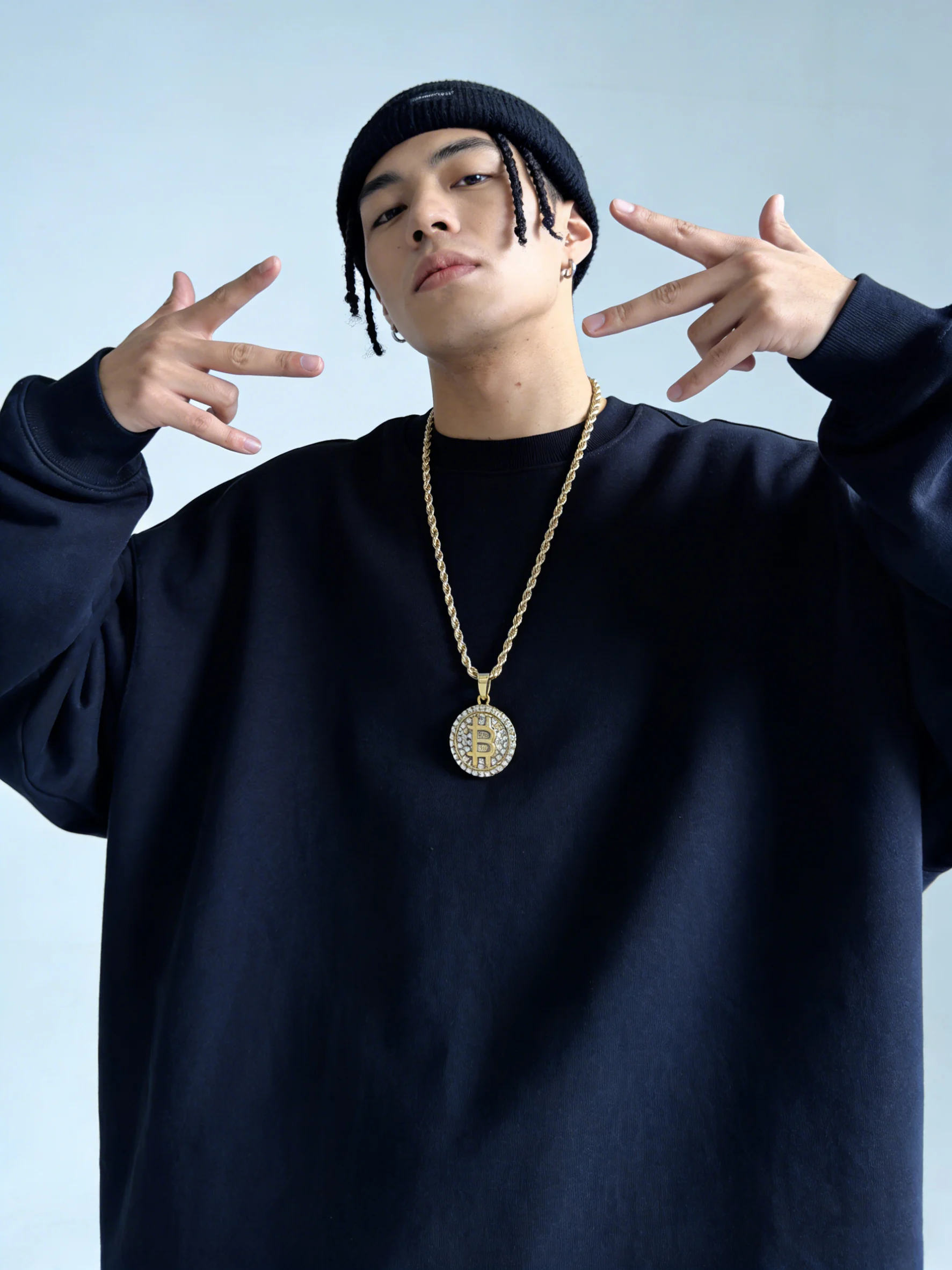 1 Bitcoin pendant necklace for men and women, a hip-hop punk style accessory representing wealth