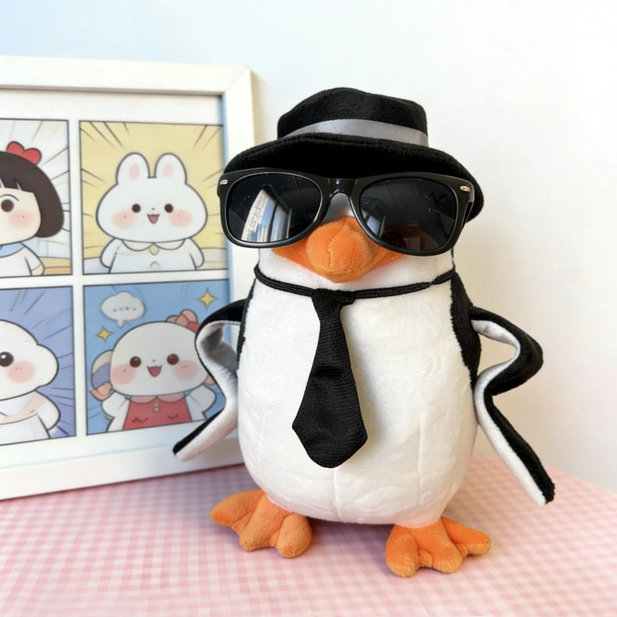 

В наличии: Стильная и крутая плюшевая игрушка-пингвин, забавная плюшевая кукла с черной шляпой, солнцезащитными очками и галстуком. Подарок на день рождения, коллекционный декоративный предмет.
