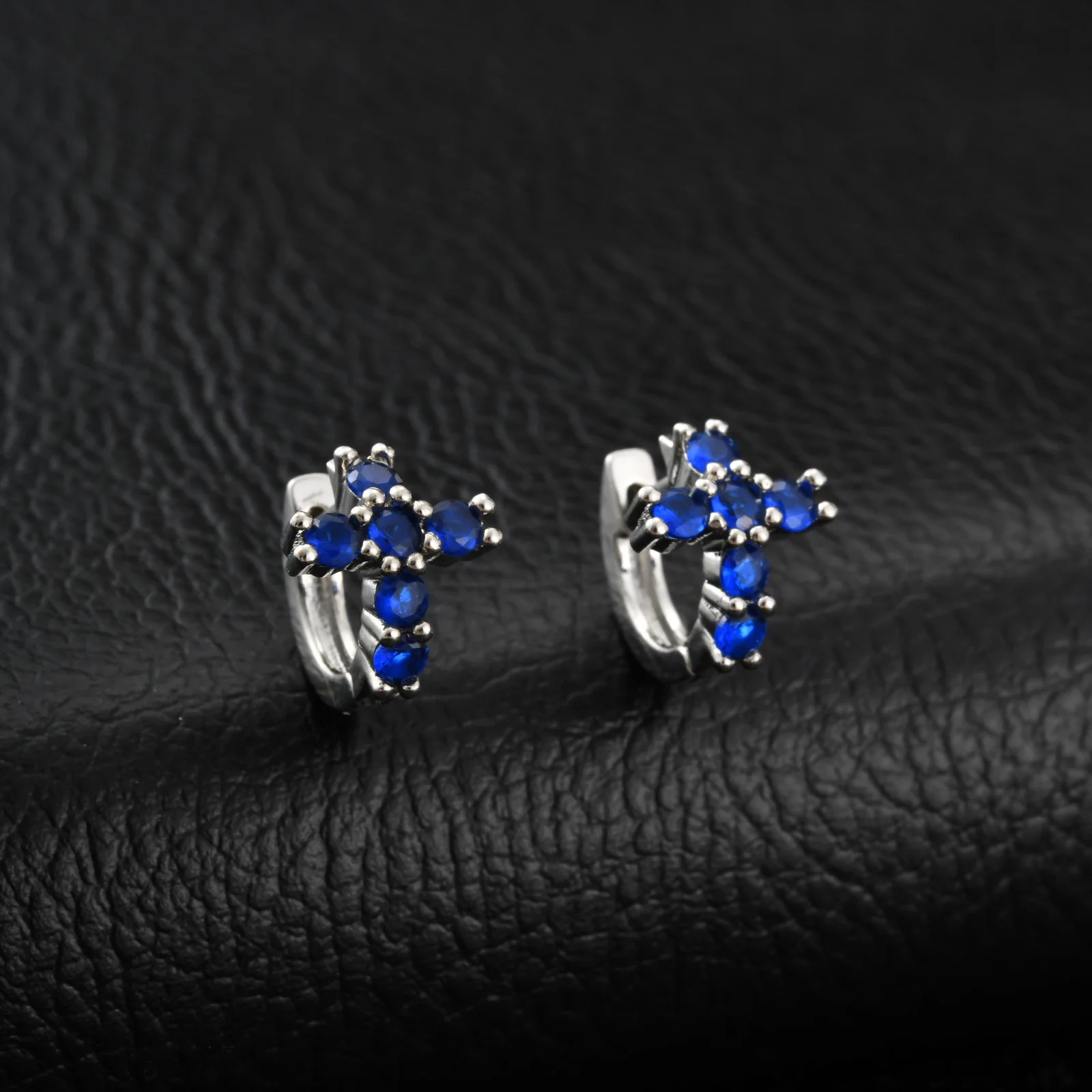 Hip-Hop Kreuz-Huggies-Creolen für Männer, Blaue Kristall-Zirkon-Metall-Creolen, Trendiger Party-Schmuck als Geschenk für Vater und Sohn – Detail 2