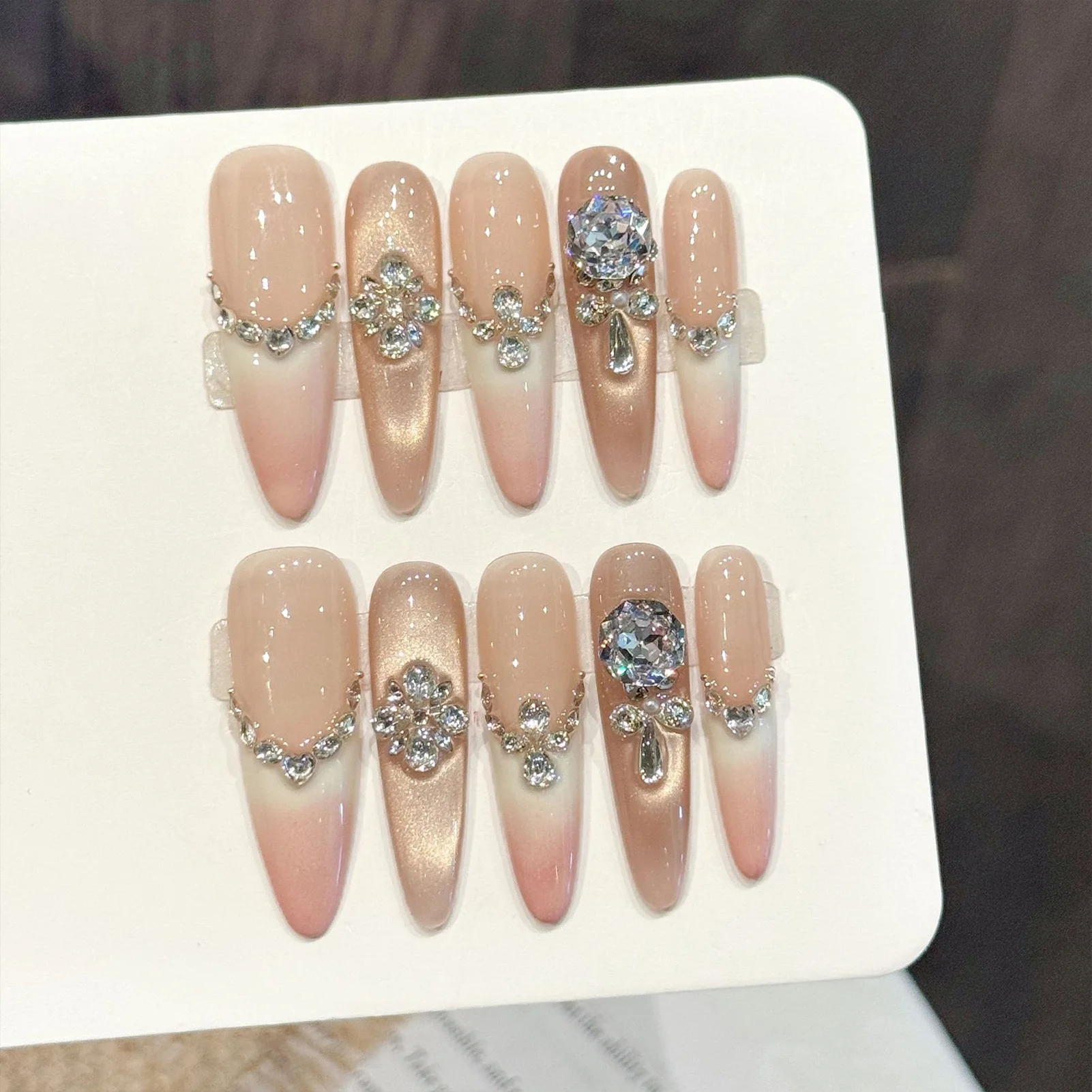 10 Stück handgefertigte lange ovale künstliche Nägel in Rosa-Gold mit luxuriösem Strass-Dekor, falsche Nägel für Partys und Hochzeiten, tragbare Press-on-Nägel.