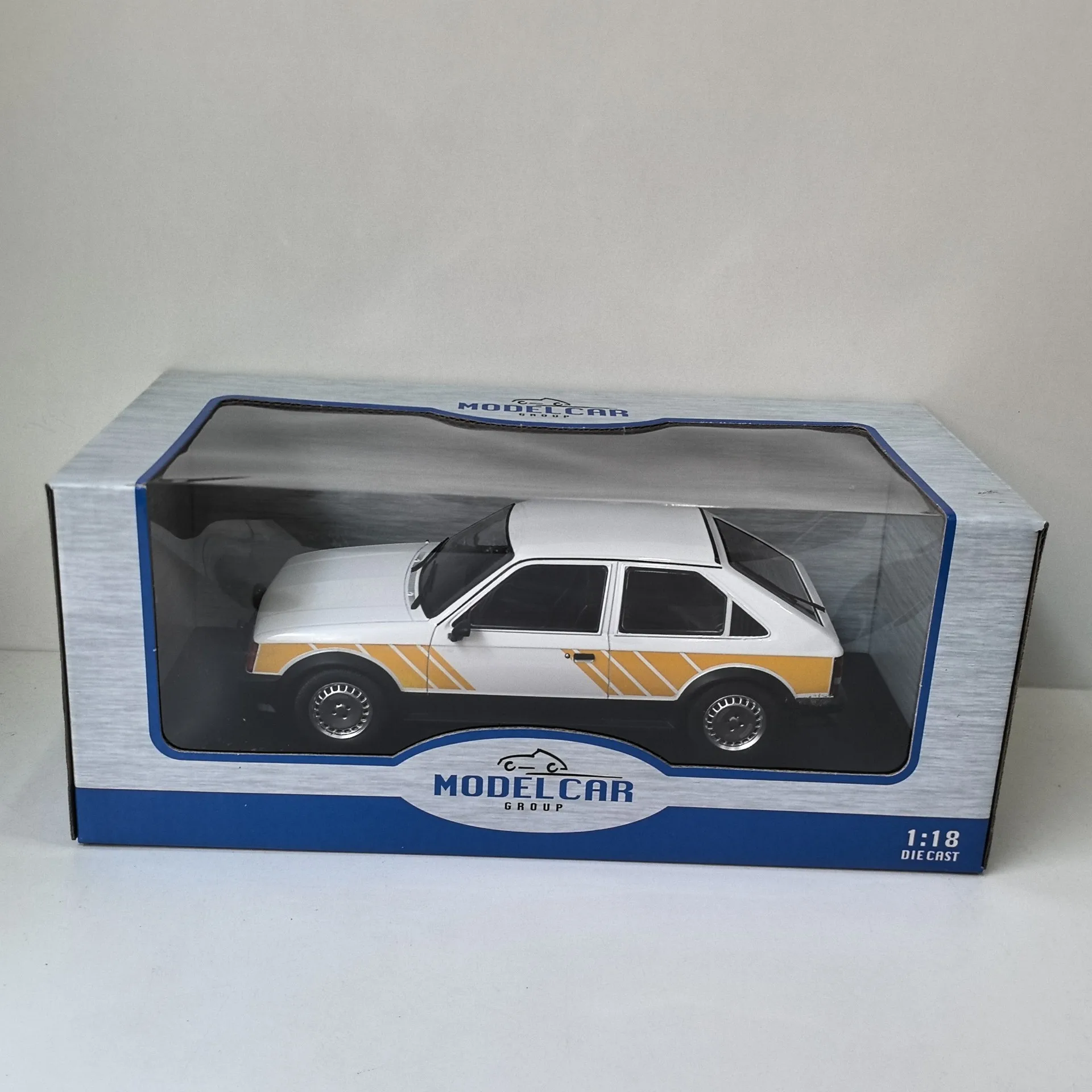 modele-de-voiture-en-alliage-diecast-mcg-a-l'echelle-1-18-opel-kadett-d-sr-3v