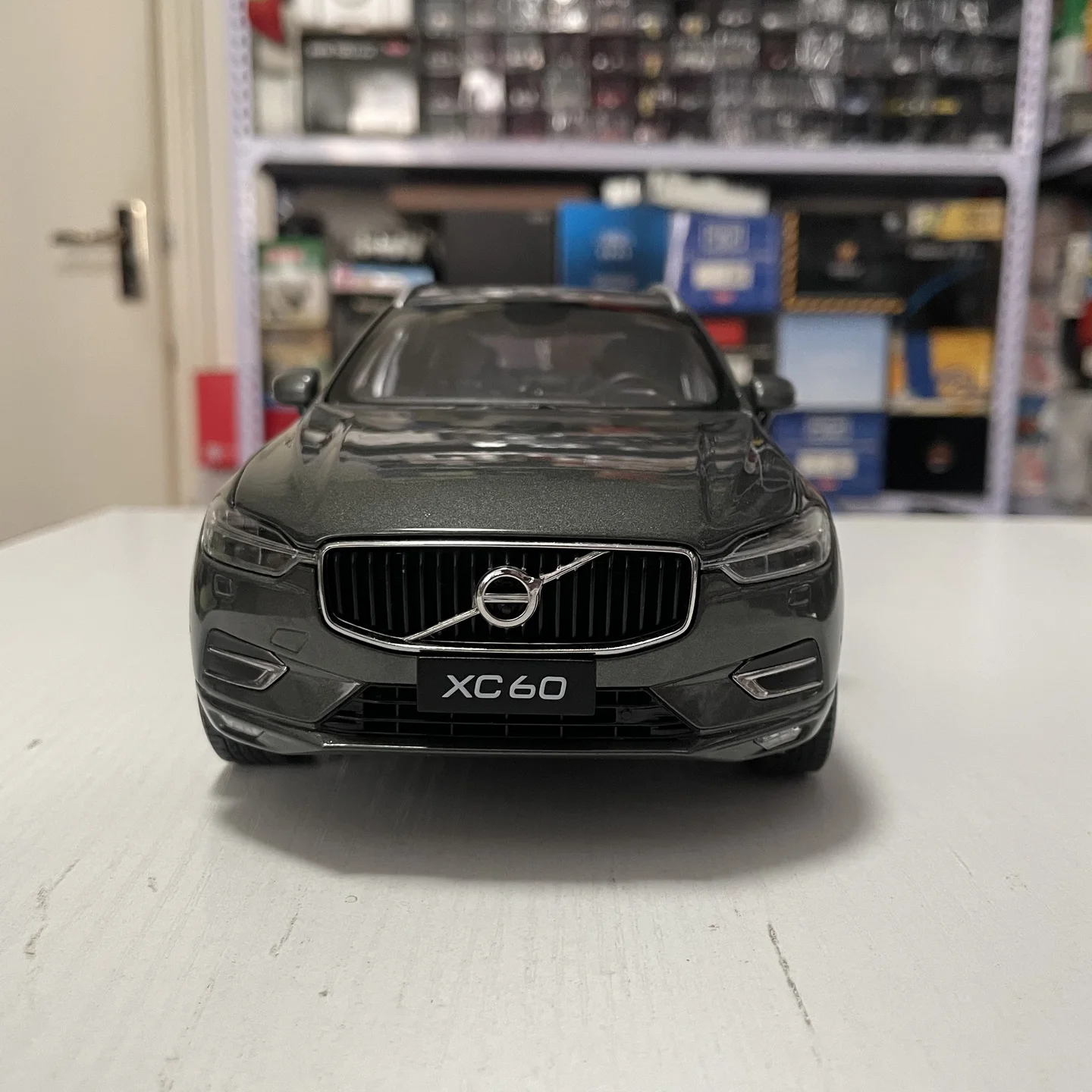 مقياس 1:18 مصنوع من خليط معدني 2018 VOLVO XC60 على الطرق الوعرة ألعاب سيارات نموذج كلاسيكي للحنين هدايا تذكارية للكبار عرض ثابت