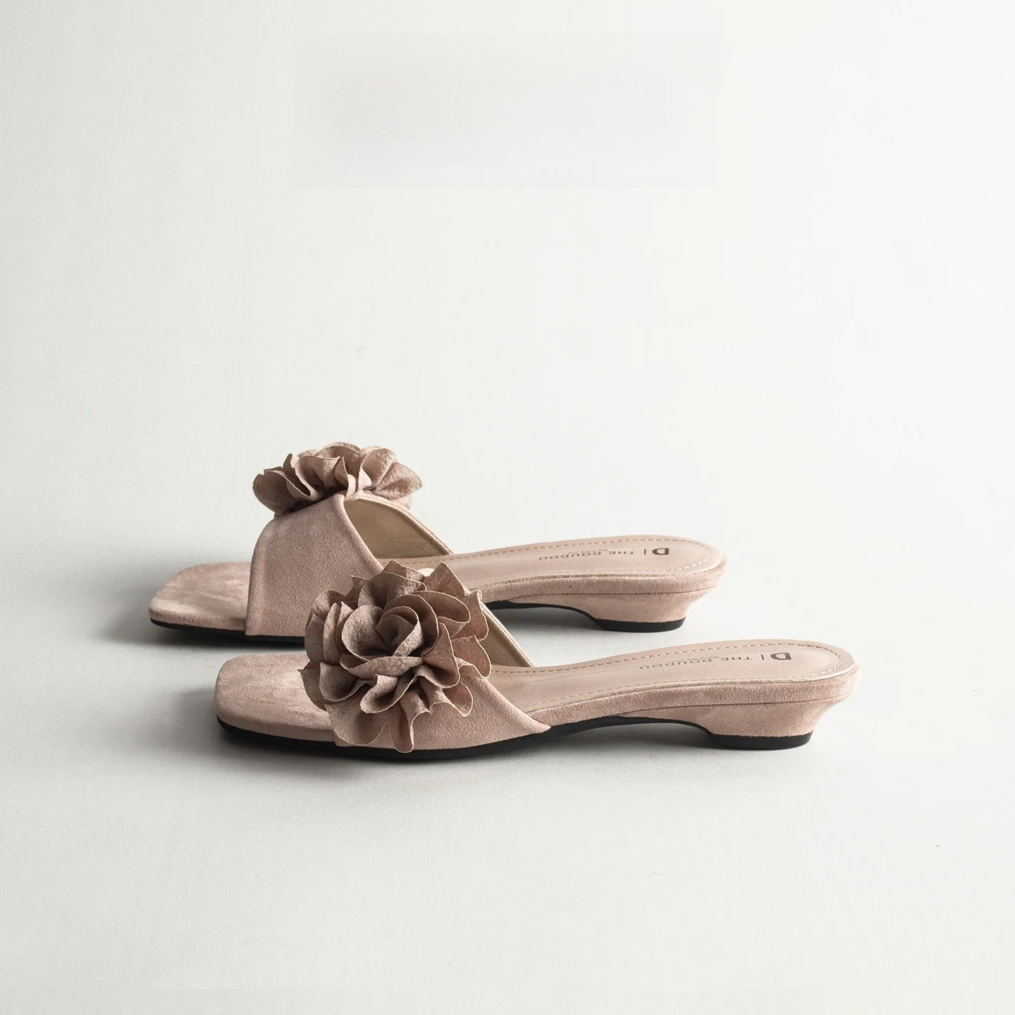 

Leather Floral Retro Women's Sandals Summer Outdoor Versatile Fairy Style Beach Vacation Slip-On Shoes Anti-Slip Rubber Sole