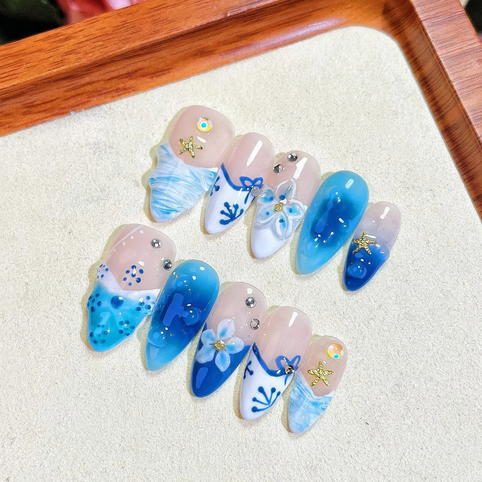 Presse sur les ongles acyrliques bleu Blush sculpté à la main faux ongles avec décor de fleur en cristal amande bleu blanc français faux ongles Art