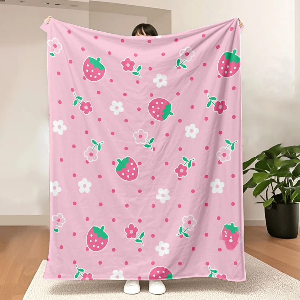 Manta con Estampado de Flores de Fresa — Una manta suave y vibrante de color rosa adornada con fresas juguetonas y delicadas