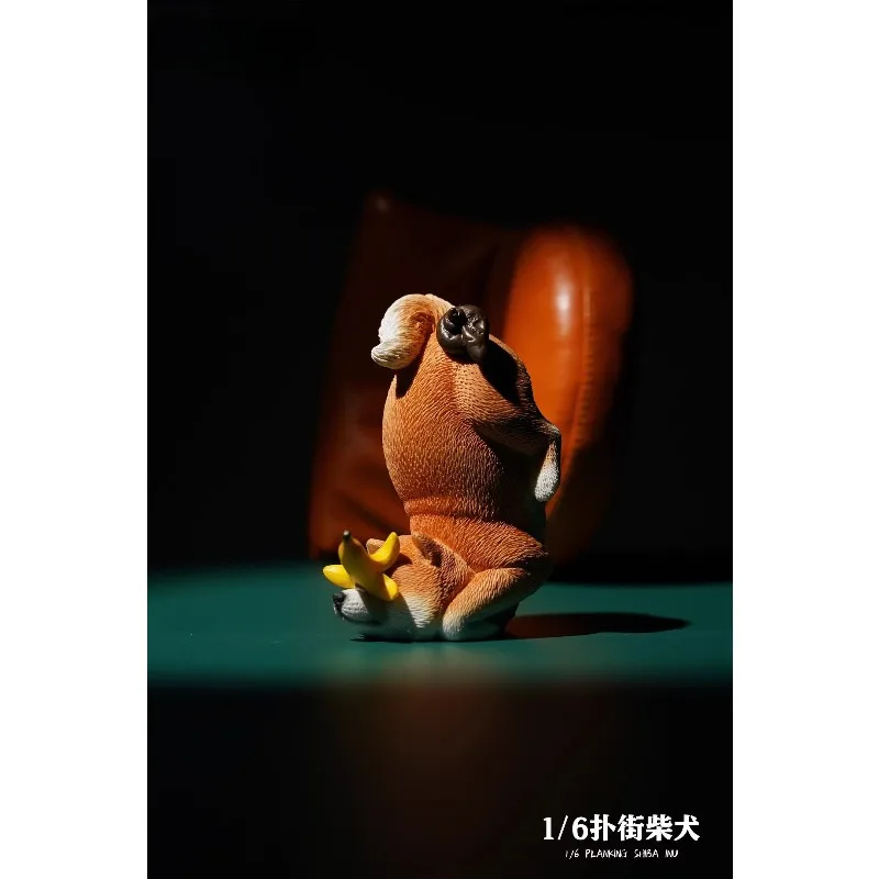 JXK 1/6 Maßstab Harz-Modell Straßenhund mit Sofa und Banane, Heilendes Liebliches Tierfigur, 5x5,5x9cm, Auto-/Schreibtisch-Dekoration