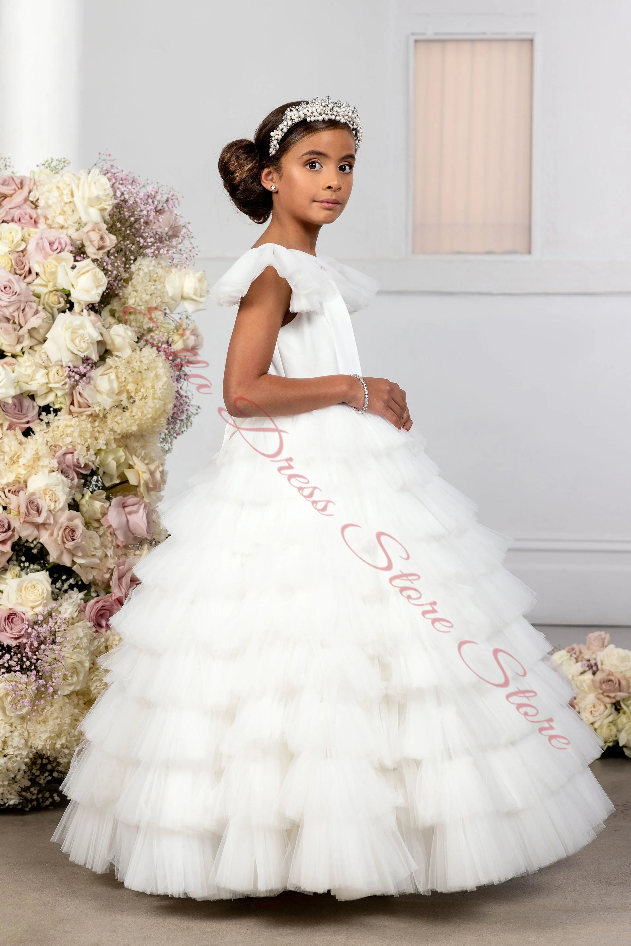 Maßgeschneidertes weißes Blumenmädchenkleid für Hochzeit, Schleife, V-Rücken, gestuftes V-Rücken-Kleid mit Hutärmeln, Geburtstagsfeier, Kommunionkleid, Großhandel – Detail 4