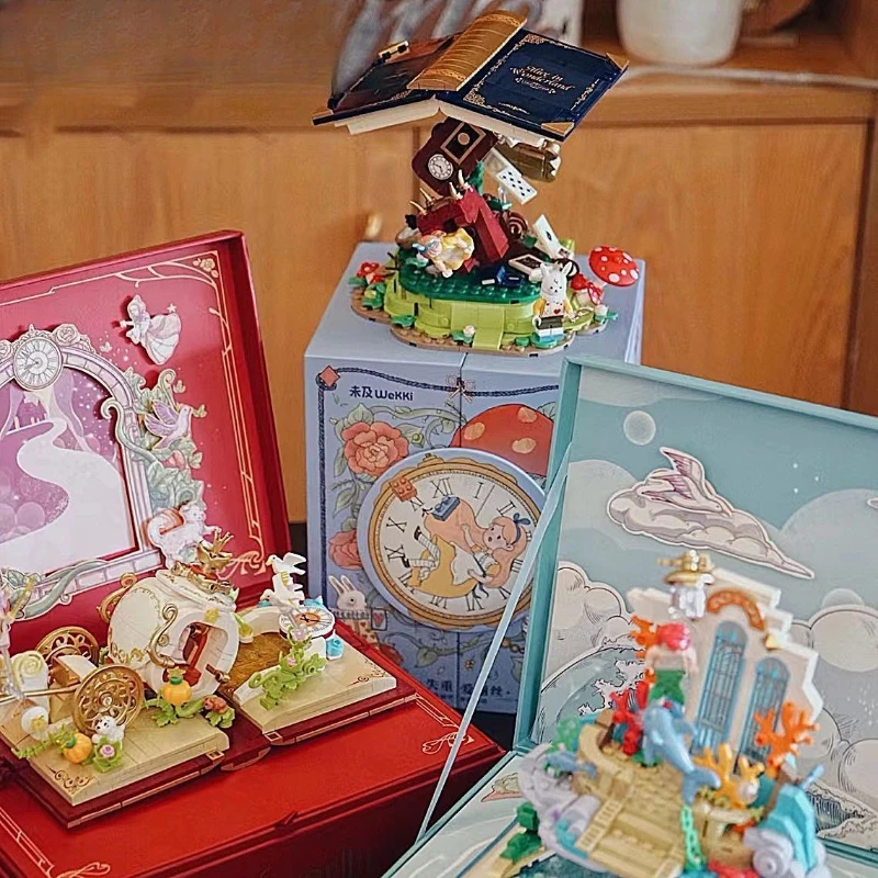 

Fairy Tale Town Series Weightless Alice Building Block Book, 3D Assembled Building Block Ornament Toy for Girls
