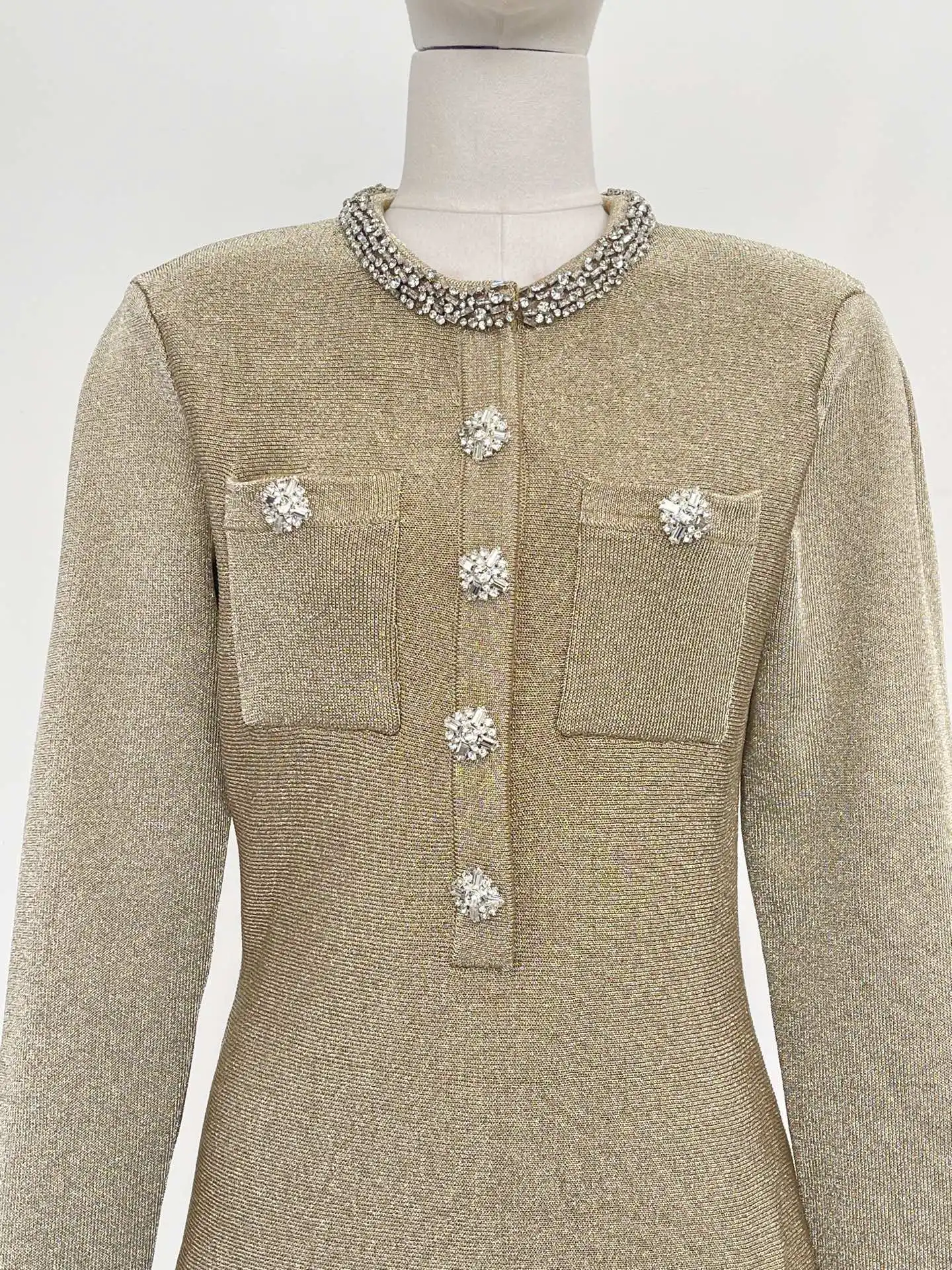 فستان قصير منسوج بأكمام طويلة ذهبي جميل جديد لعام 2025 #6