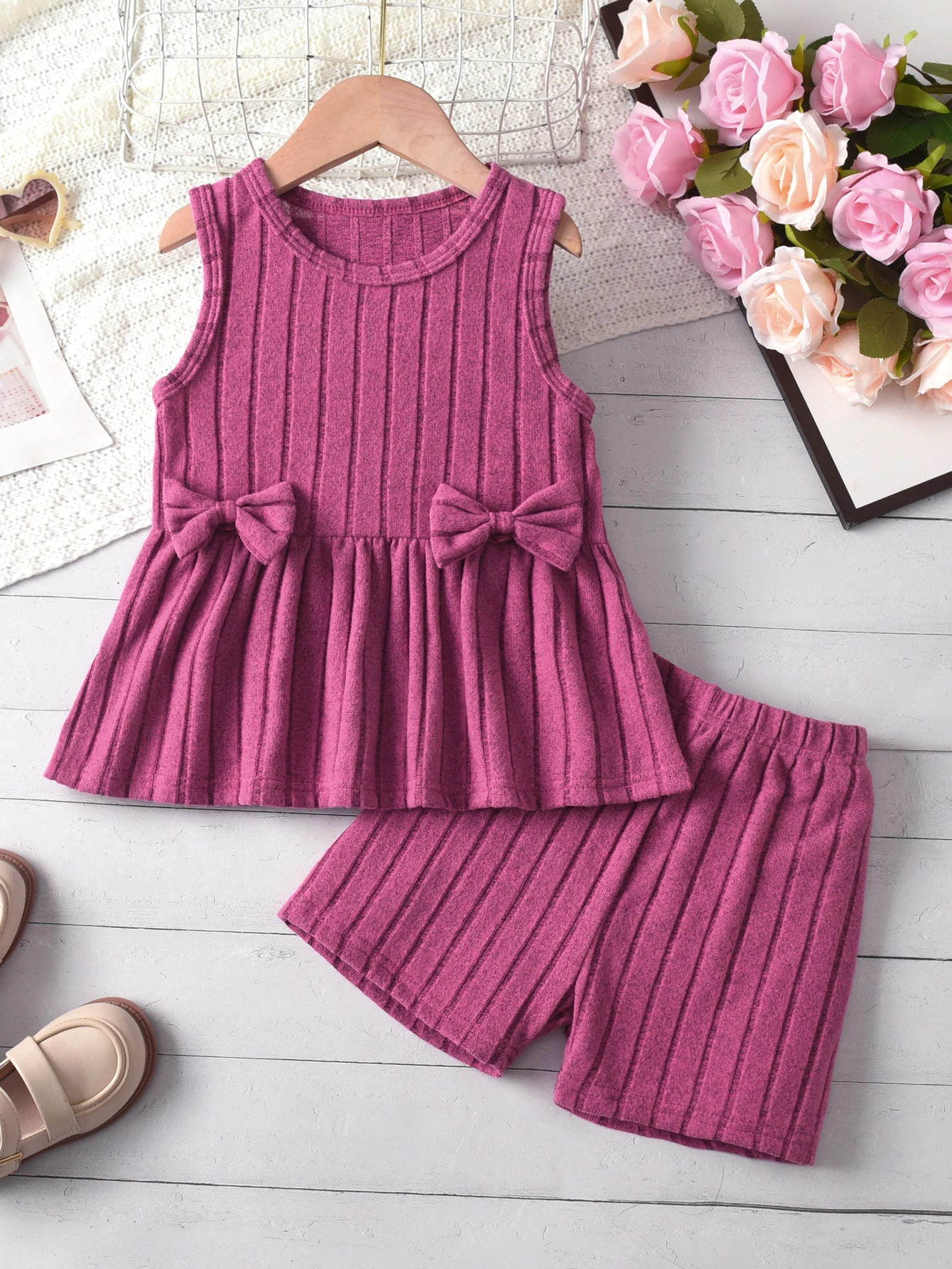 Un conjunto informal de dos piezas para niñas, un chaleco y pantalones cortos con lazo acanalado para niños, es adecuado para actividades al aire libre de verano
